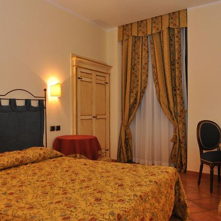 Hotel Urbano V Montefiascone Bagian luar foto