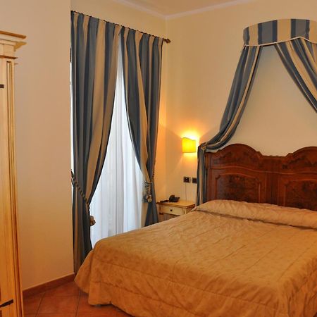 Hotel Urbano V Montefiascone Bagian luar foto