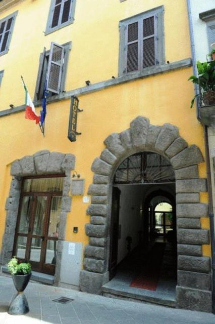 Hotel Urbano V Montefiascone Bagian luar foto