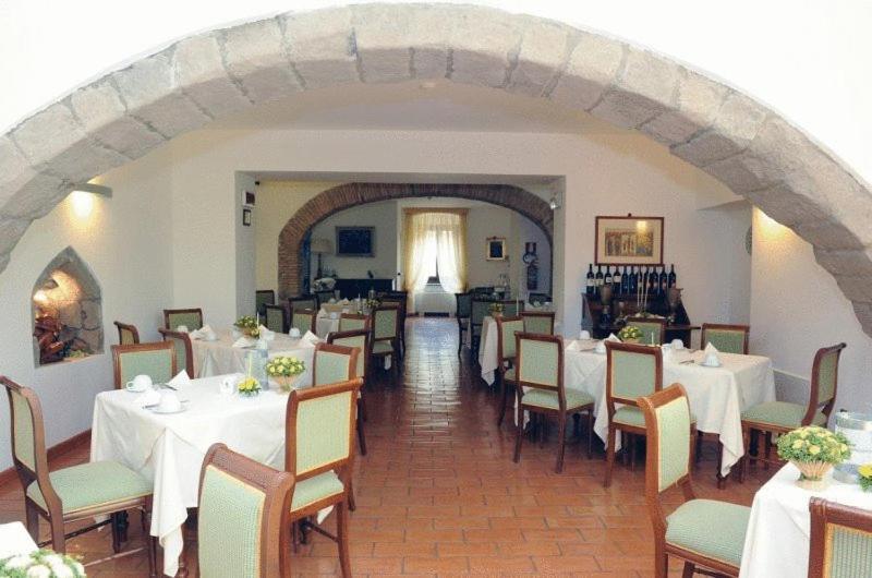 Hotel Urbano V Montefiascone Bagian luar foto