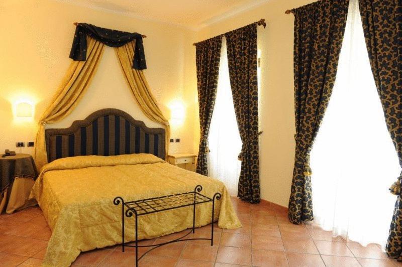 Hotel Urbano V Montefiascone Bagian luar foto