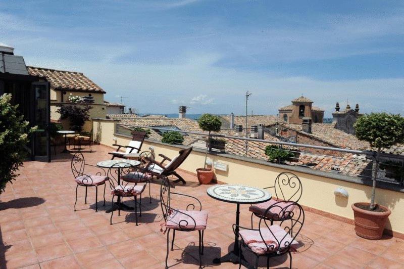 Hotel Urbano V Montefiascone Bagian luar foto
