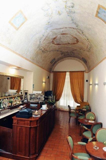Hotel Urbano V Montefiascone Bagian luar foto