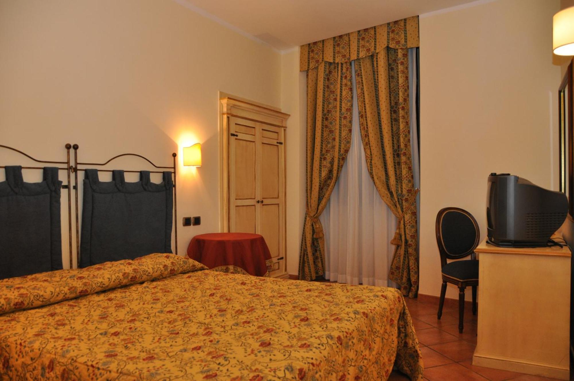 Hotel Urbano V Montefiascone Bagian luar foto