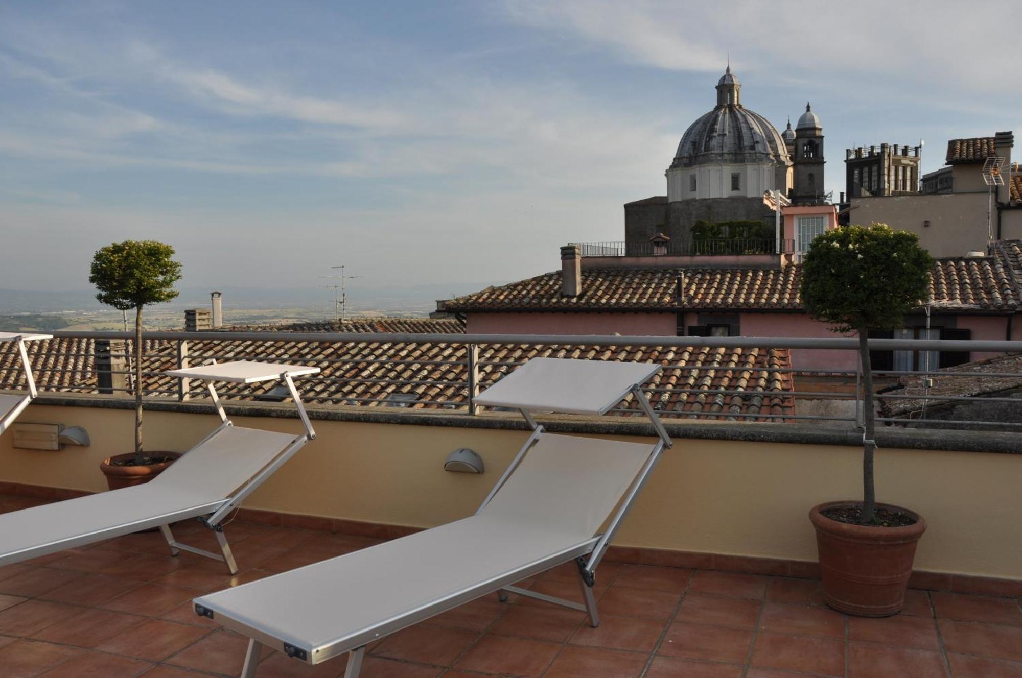 Hotel Urbano V Montefiascone Bagian luar foto