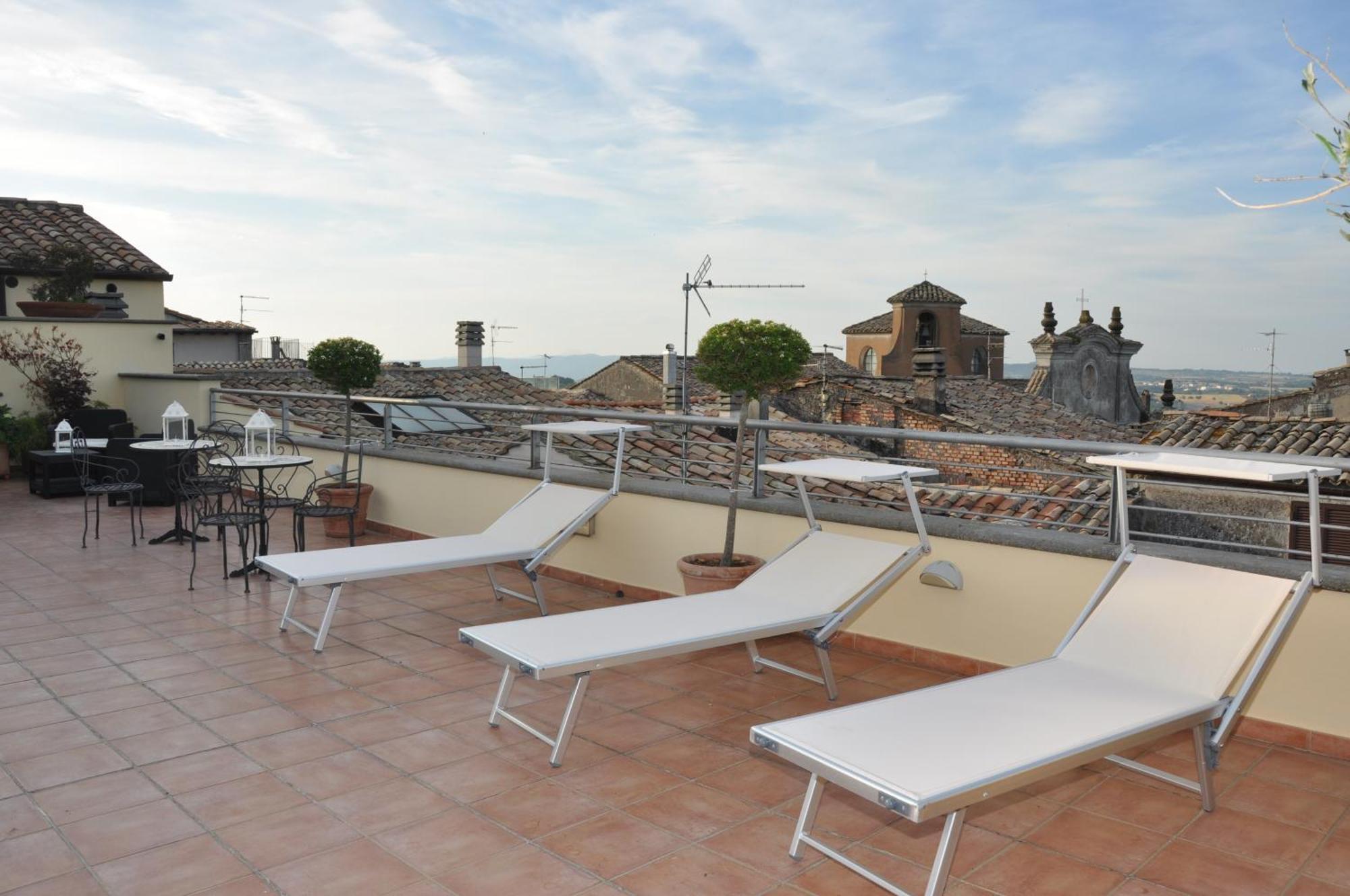 Hotel Urbano V Montefiascone Bagian luar foto