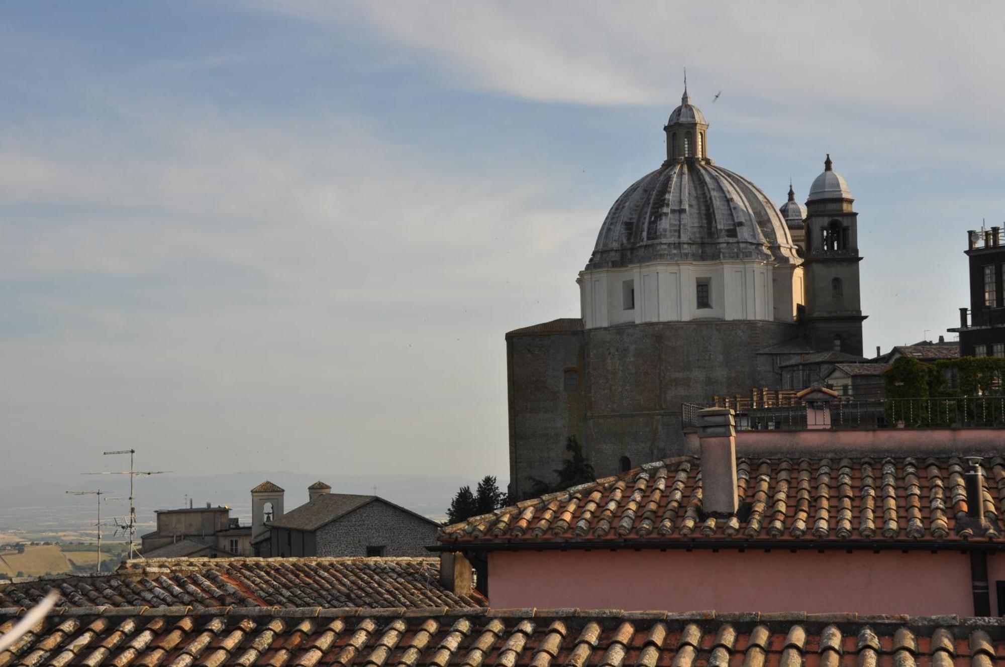Hotel Urbano V Montefiascone Bagian luar foto