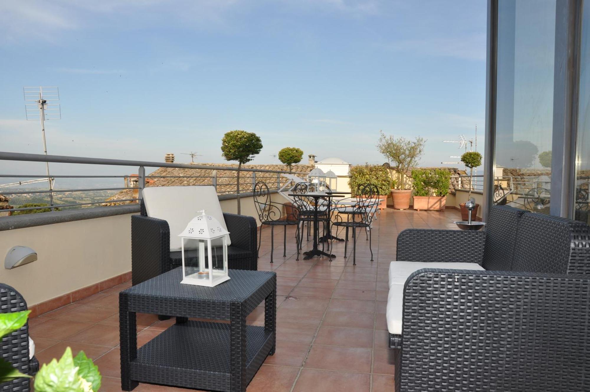 Hotel Urbano V Montefiascone Bagian luar foto