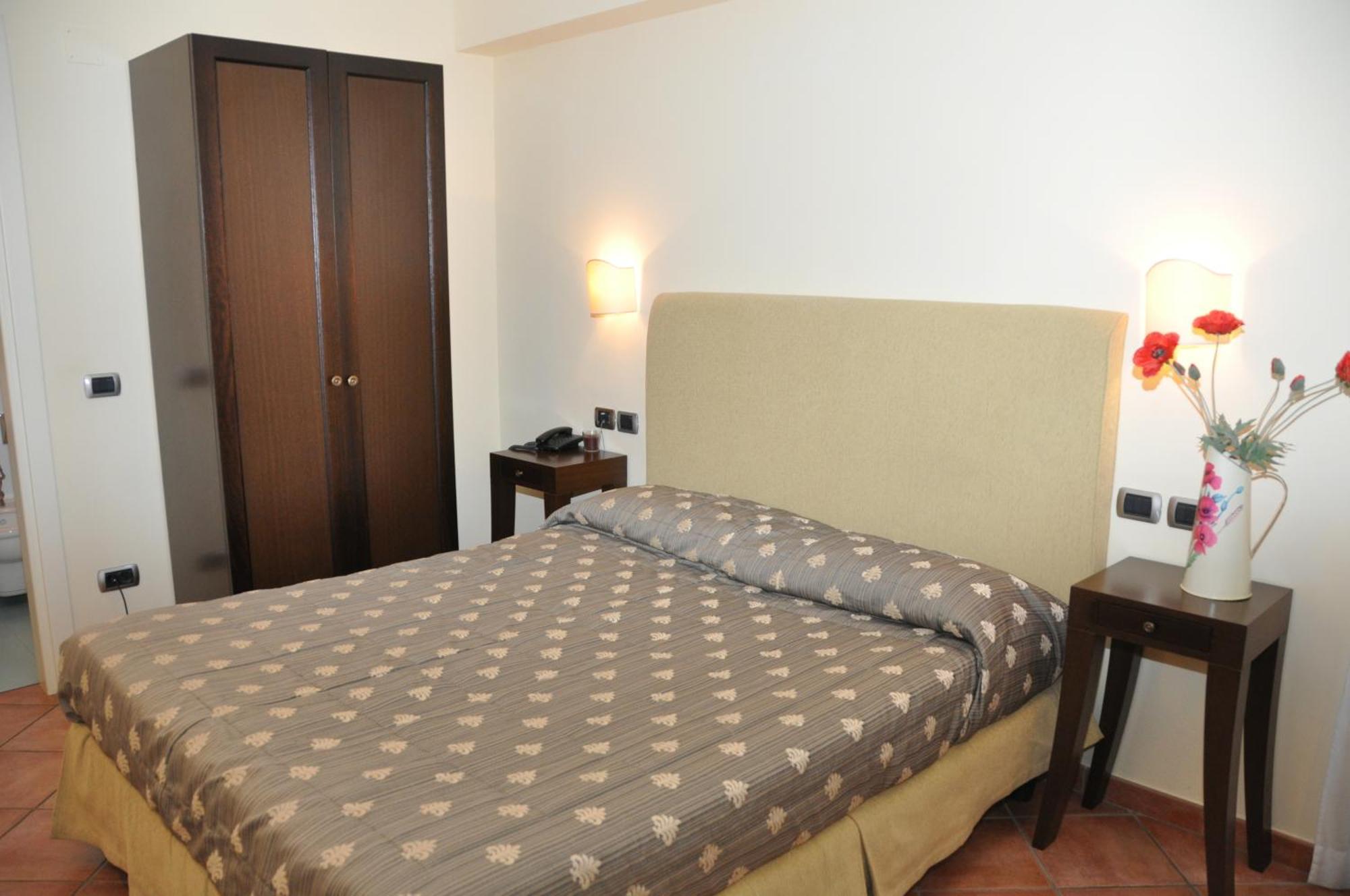Hotel Urbano V Montefiascone Bagian luar foto