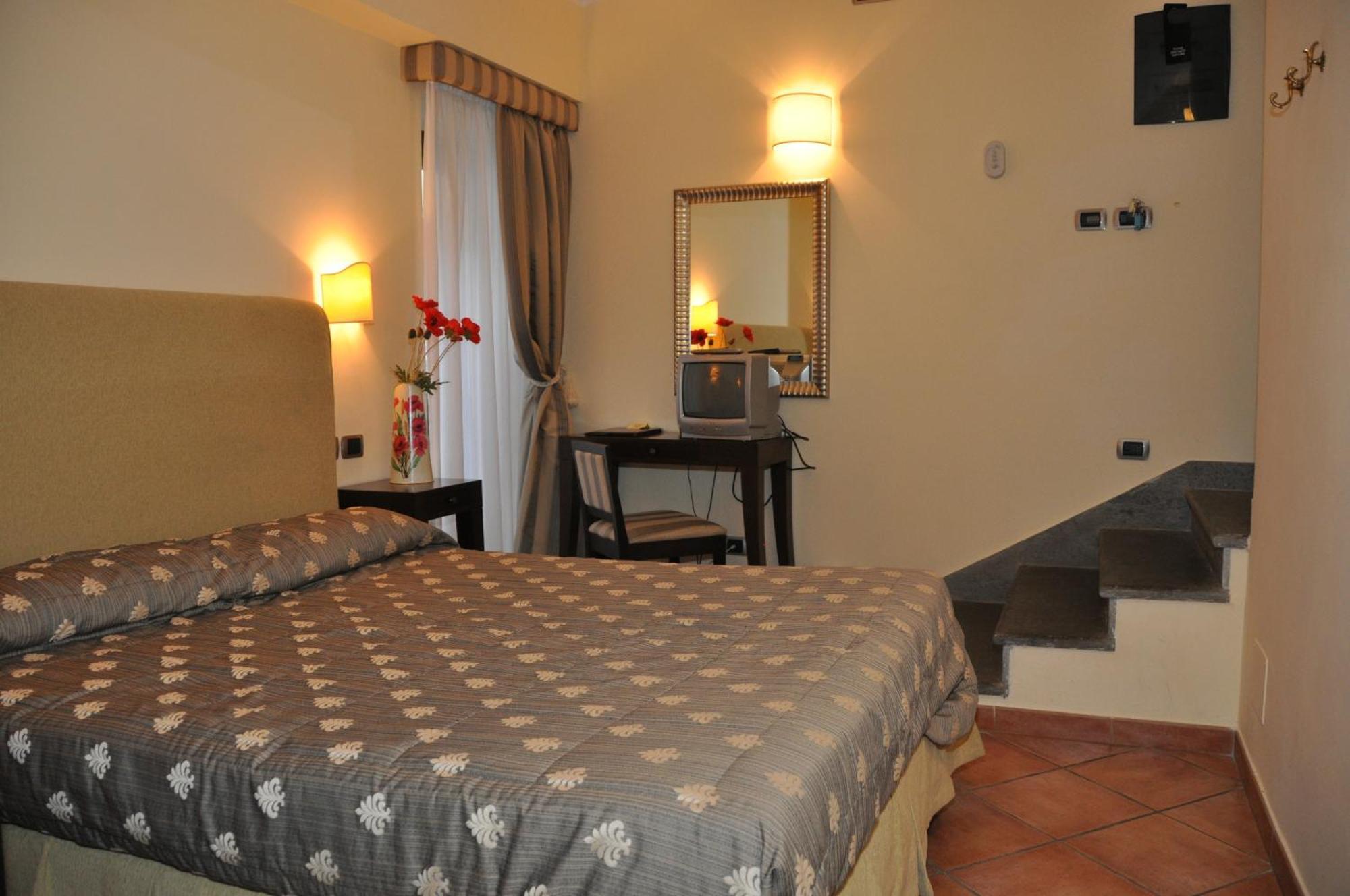 Hotel Urbano V Montefiascone Bagian luar foto