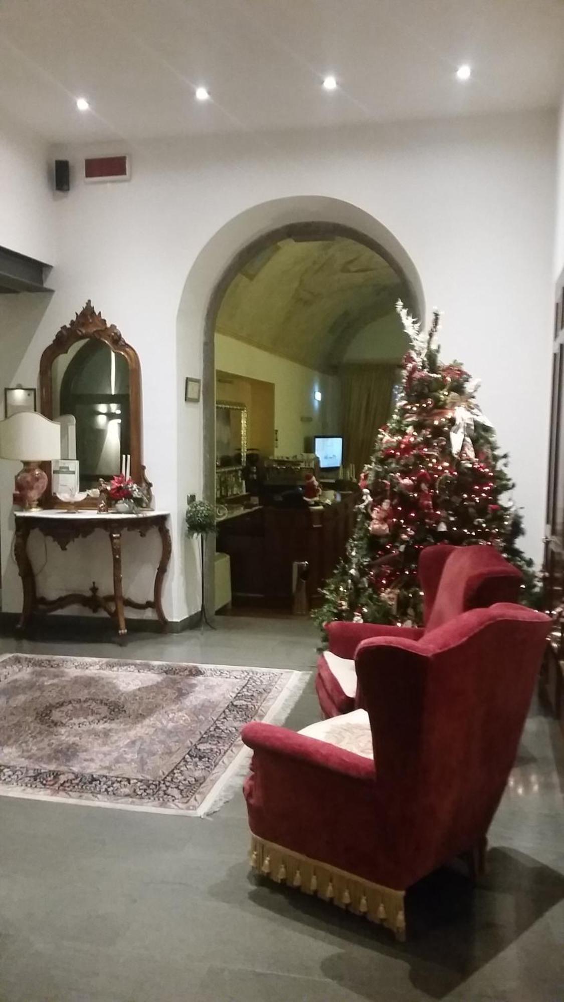 Hotel Urbano V Montefiascone Bagian luar foto