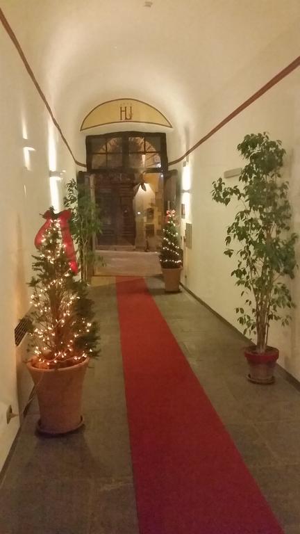 Hotel Urbano V Montefiascone Bagian luar foto